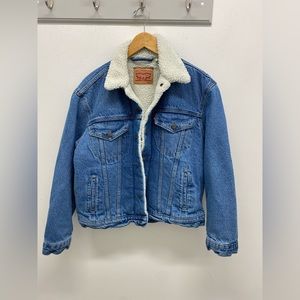 Great condition / fur lined / no stains, rips, or discolouration